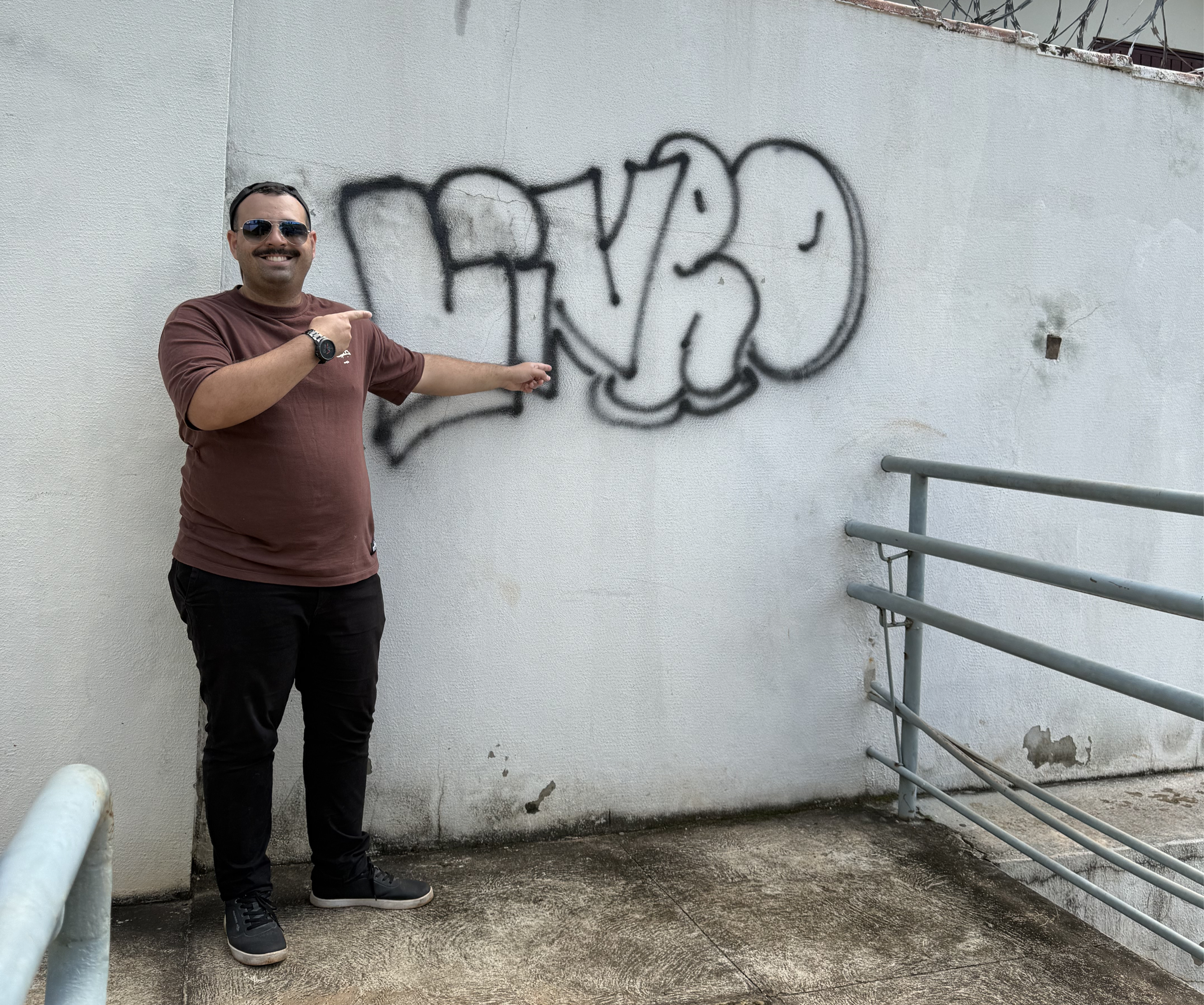 Família lendo em um ambiente acolhedor